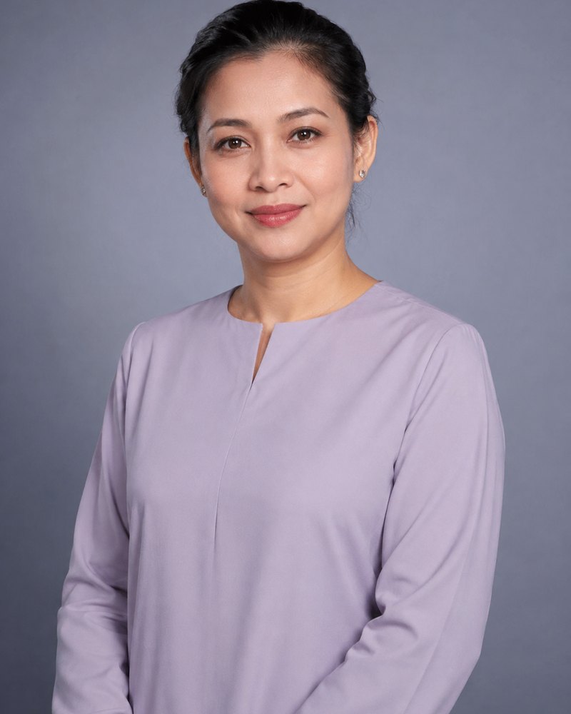 Amina Rashid, wanita Melayu kira-kira tiga puluh empat tahun, tunik ungu pucat tanpa corak