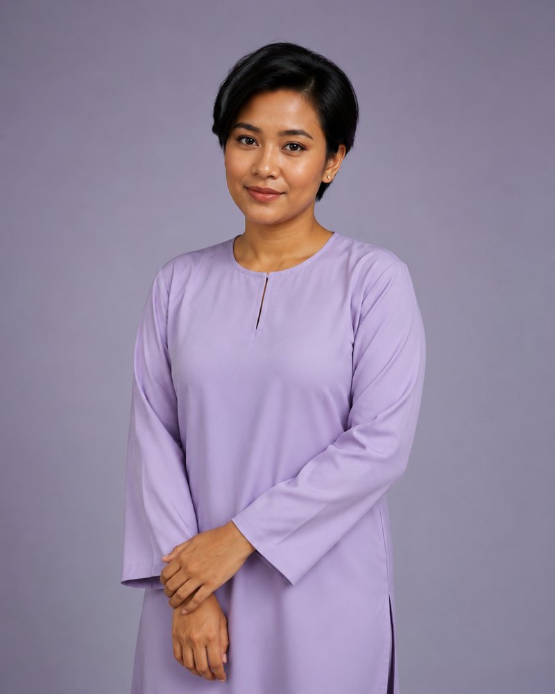 Liyana Osman, wanita Melayu kira-kira dua puluh sembilan tahun, rambut pendek, tunik ungu pucat
